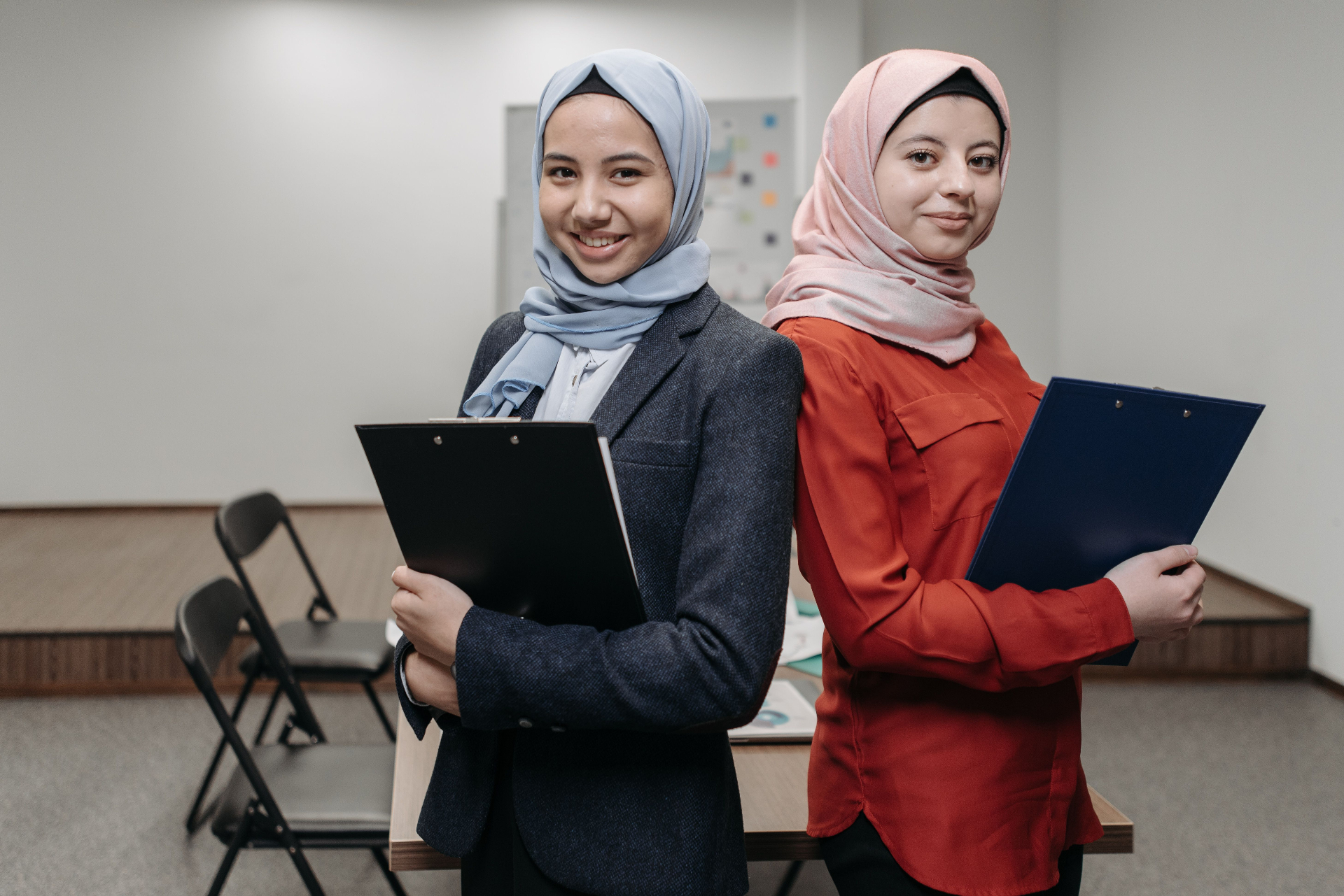 Tim profesional muda berkolaborasi di kantor modern